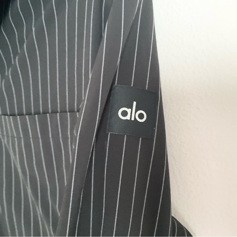 Alo Yoga Pinstripe Daylight Button Down Long Sleeve Black/Titanium M - Picture 7 of 14
